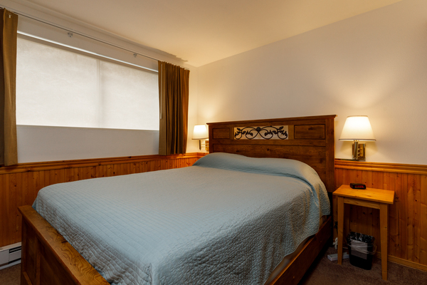 2 bedrooms with queen-sized beds